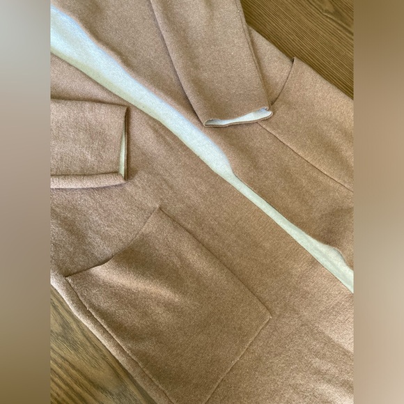 Aritzia Babaton tan cashmere sweater with pockets size small - Picture 3 of 3